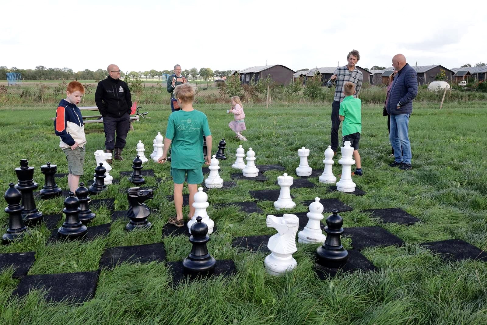 Reuzenschaakspel buiten met kinderen