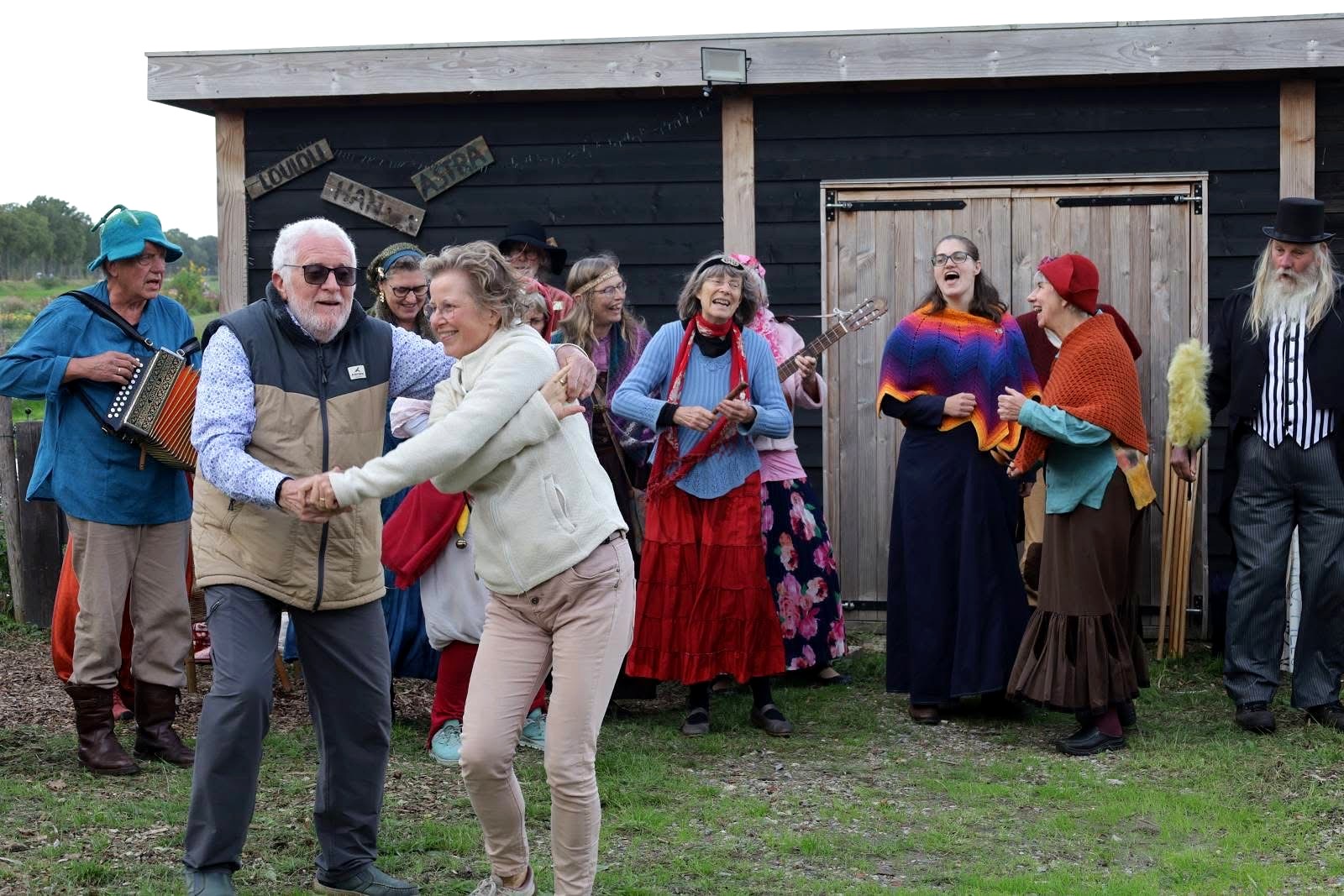 Dansen en muziek bij de schuur