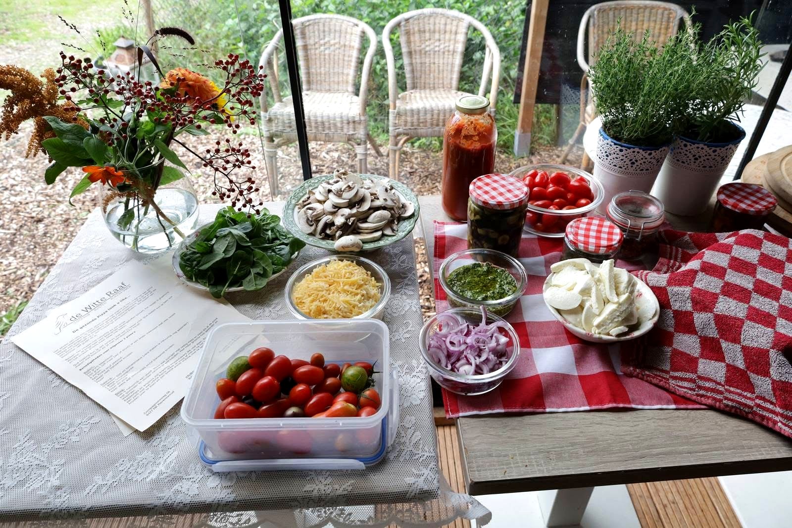 Tafel met gezond eten uit eigen erf